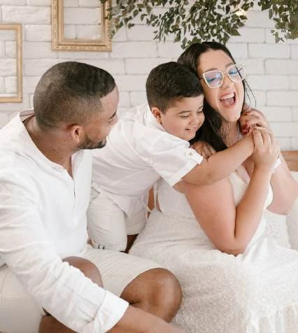 Fotografia da família associada ao relato de Laiana Meireles no material de 2025