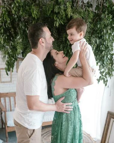 Fotografia da família associada ao relato de Débora Carneiro no material de 2025
