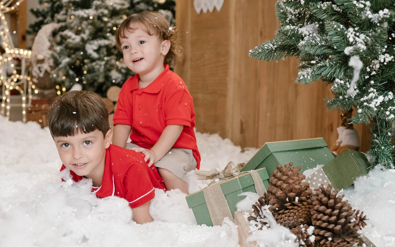 Dois meninos brincando juntos no cenário de Natal
